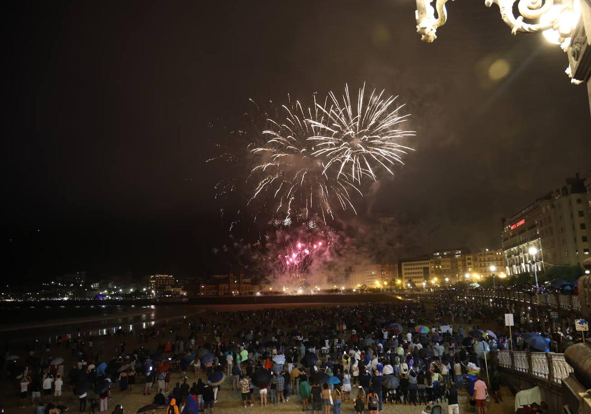 Un momento de la colección de Fully Fused Fireworks en el Concurso de Fuegos Artificiales de la Semana Grande de San Sebastián 2023.