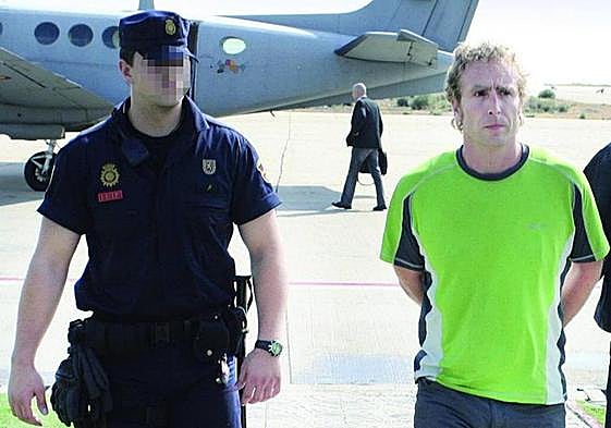 El preso de ETA Mikel Otegi, a su llegada a Madrid, después de ser entregado por Francia en 2009.