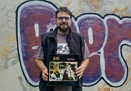 El músico beratarra posa con el vinilo de Tom Waits, el octavo álbum del estadounidense.