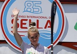 Irati Osa celebra la medalla de oro en el podio del Descenso Internacional del Sella el pasado sábado.