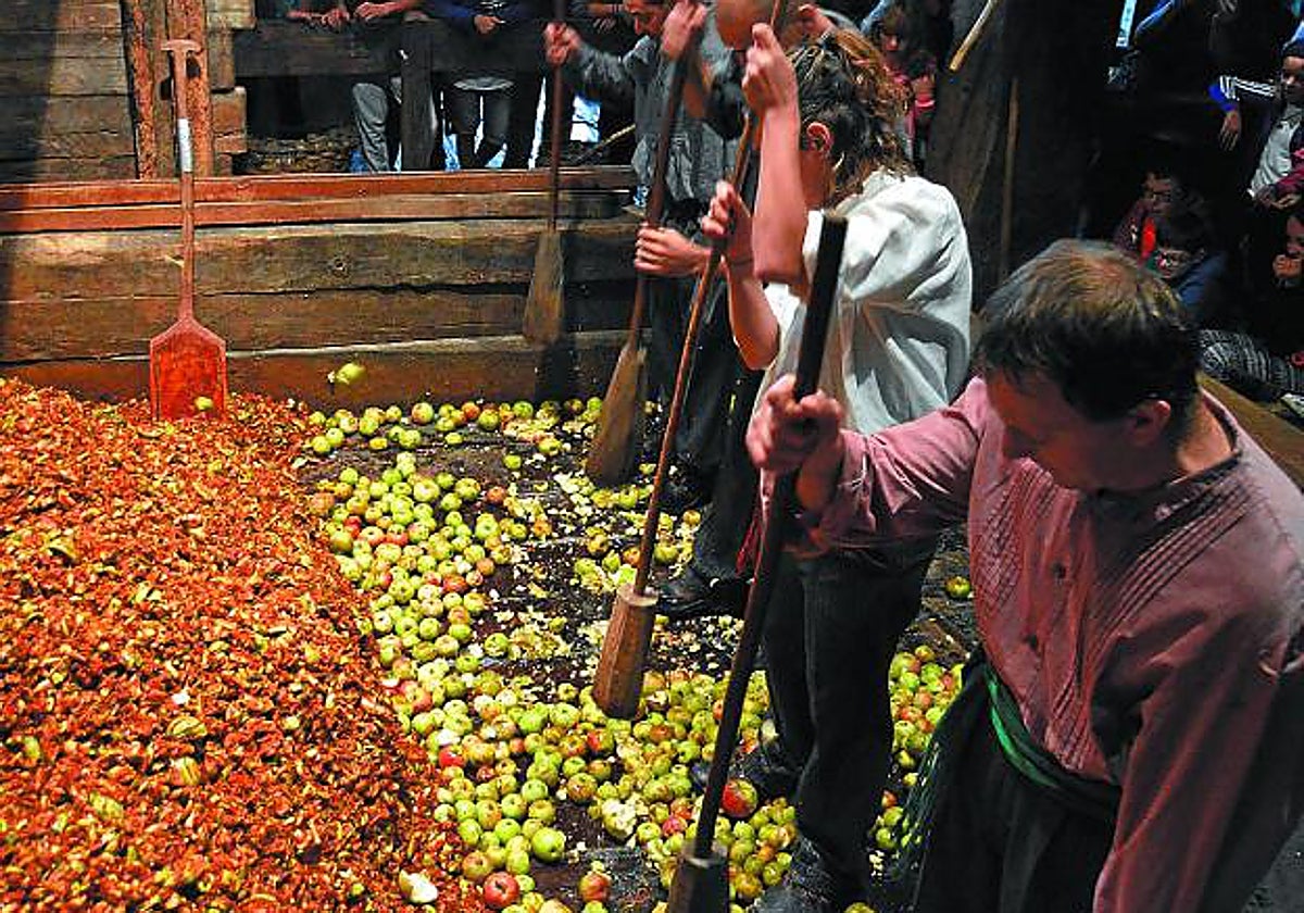 Sagarra zanpatu eta zukua ateratzen ikasiko dute bisitariek.