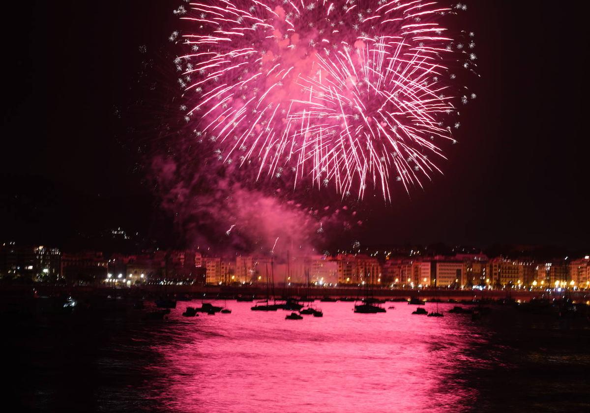 Un momento de la colección de Pirotecnia Zaragozana en el Concurso de Fuegos Artificiales de la Semana Grande de San Sebastián 2023.