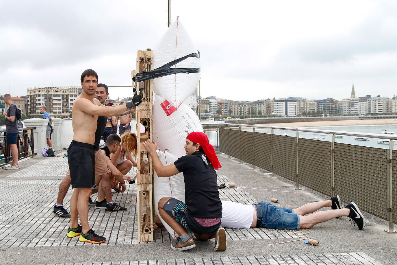 Los piratas ultiman su abordaje