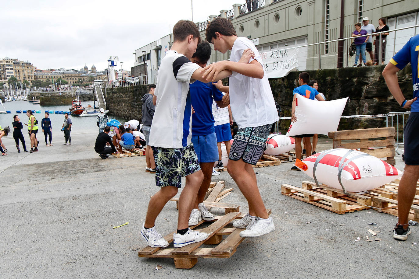 Los piratas ultiman su abordaje