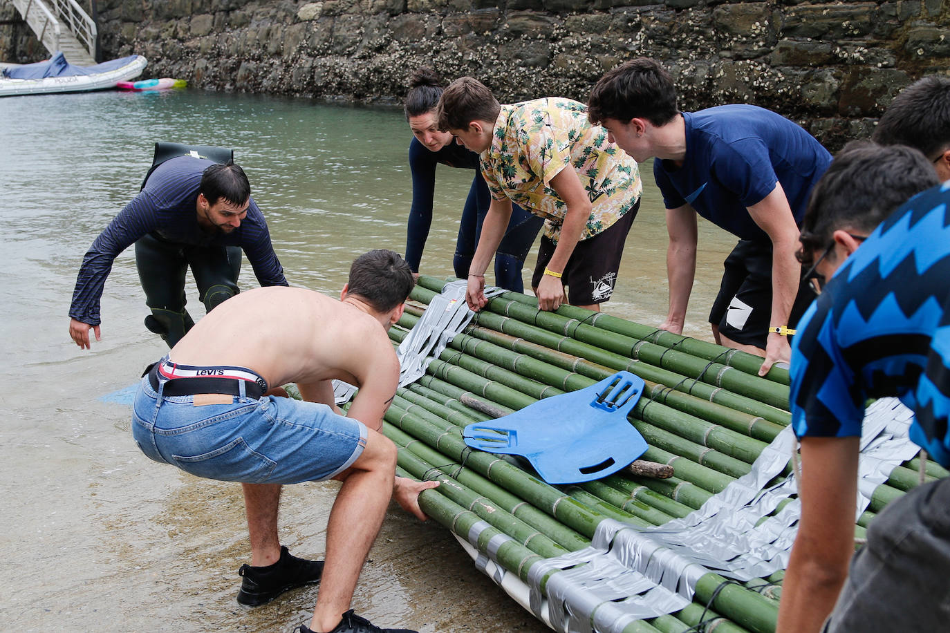Los piratas ultiman su abordaje
