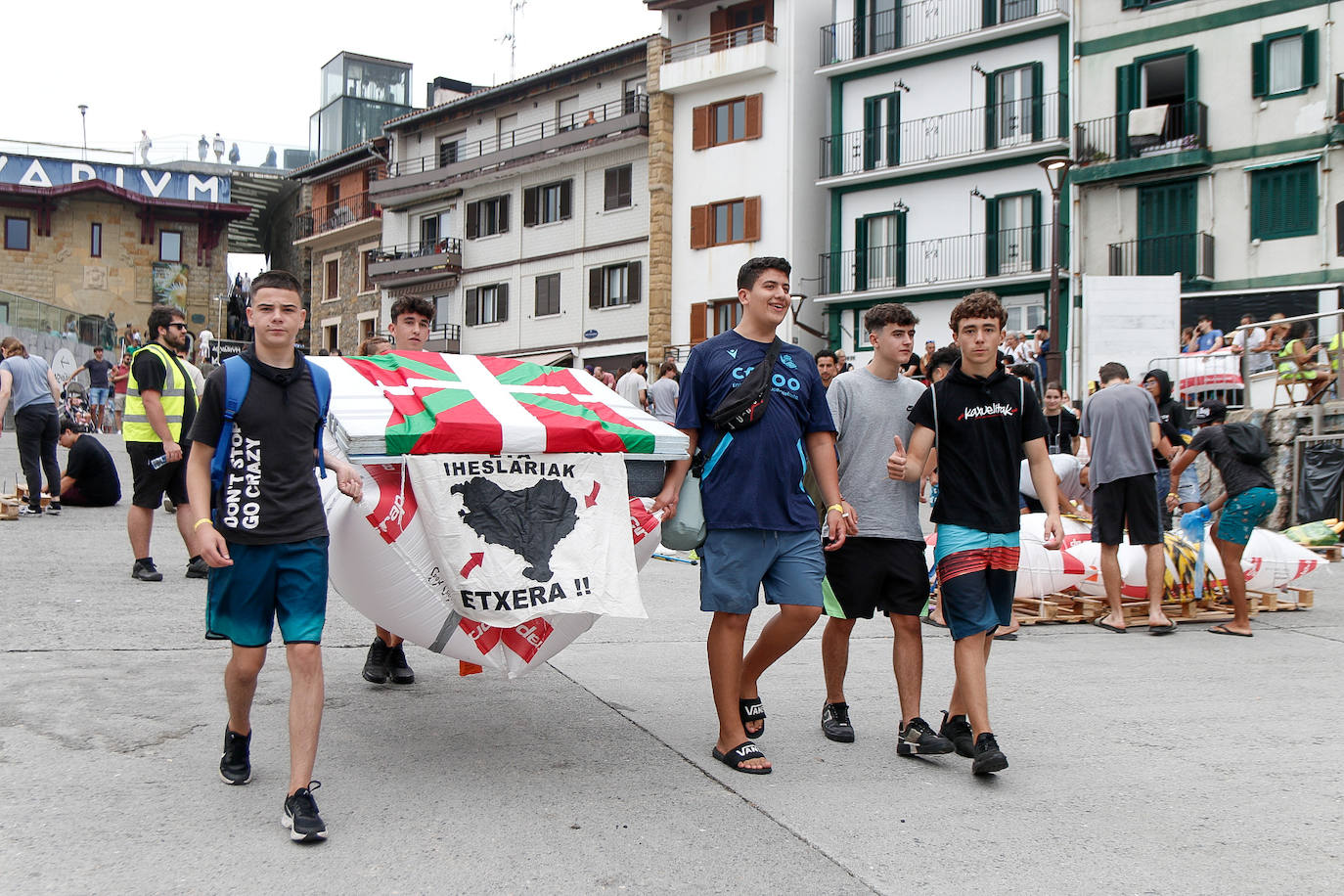 Los piratas ultiman su abordaje