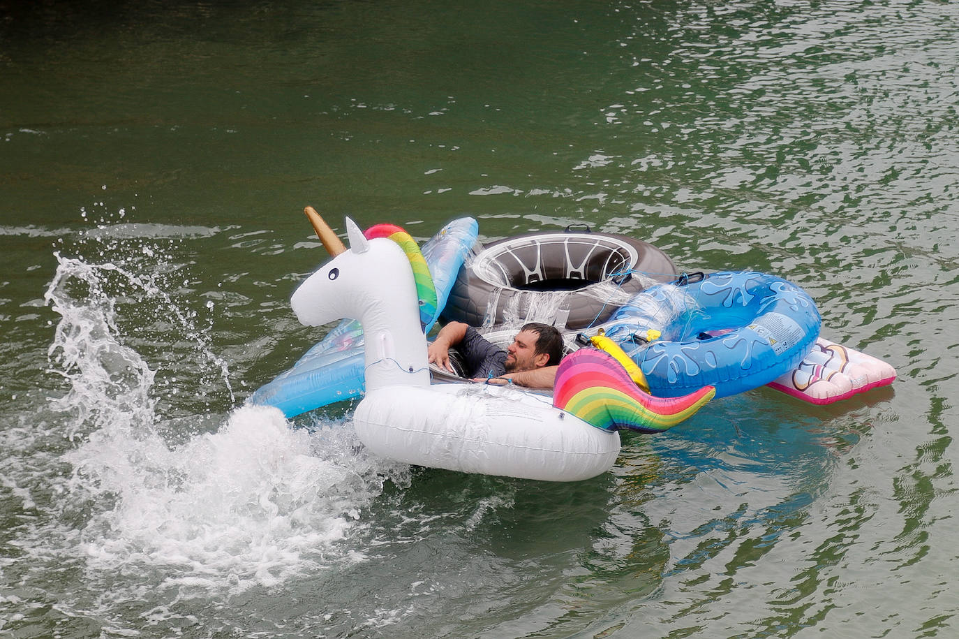 Los piratas ultiman su abordaje