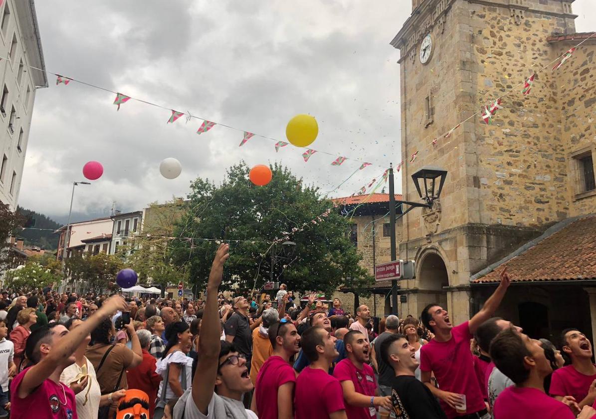 Txupinazo. Jóvenes y no tan jóvenes abarrotaron el frente de la iglesia frente al ayuntamiento para da la bienvenida a las fiestas del pueblo todos juntos.