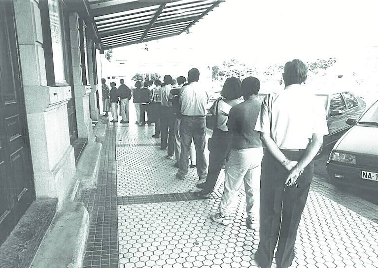 Colas frente al Victoria Eugenia, en julio de 1992.