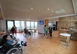 Usuarios y trabajadores de Egurtzegi, en uno de los espacios comunes.