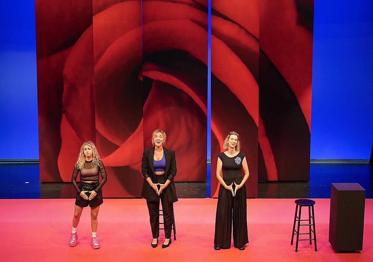 Intza Alkain, Ainhoa Etxebarria eta Itziar Urretabizkaia, antzezlanaren entsegu batean.