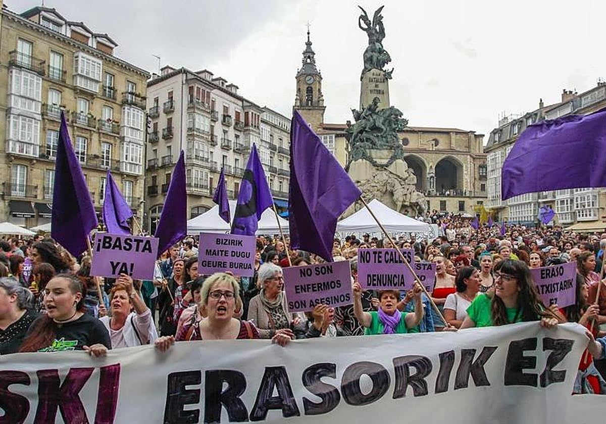 Concentración de protesta por una agresión sexual en Vitoria.