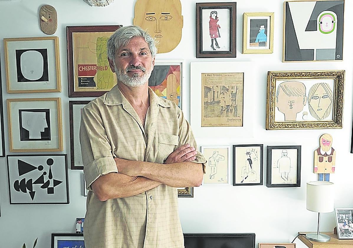 Mikel Casal , en su estudio en la Parte Vieja donostiarra.