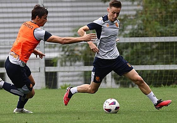 Robin Le Normand defiende a Beñat Turrientes.