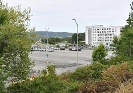 Parking exterior del Hospital Donostia visto desde donde se construirá el nuevo parking.