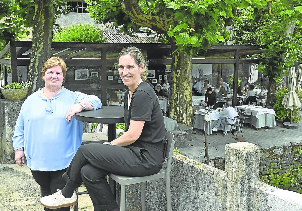 Isabel Antia y Marian Iriondo, ante el concurrido Asador Bedua.