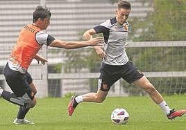 Robin Le Normand persigue a Beñat Turrientes durante el entrenamiento de este martes en Zubieta.