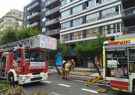 Los bomberos, con sus carteles de protesta y reivindicación en sus camiones, en la avenida de la Libertad