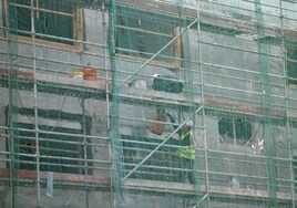 Trabajos en la construcción, uno de los sectores con más extranjeros, en un edificio de Eibar.