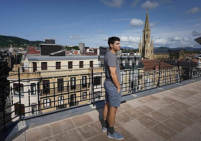 Emmanuel observa las vistas de la terraza, con la torre del Buen Pastor a pocos metros.