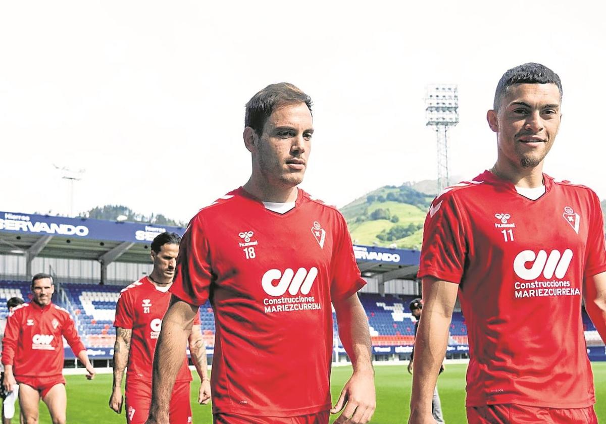 Jon Bautista detrás de Yanis en ensayo llevado a cabo este ueves en el campo de Ipurua.