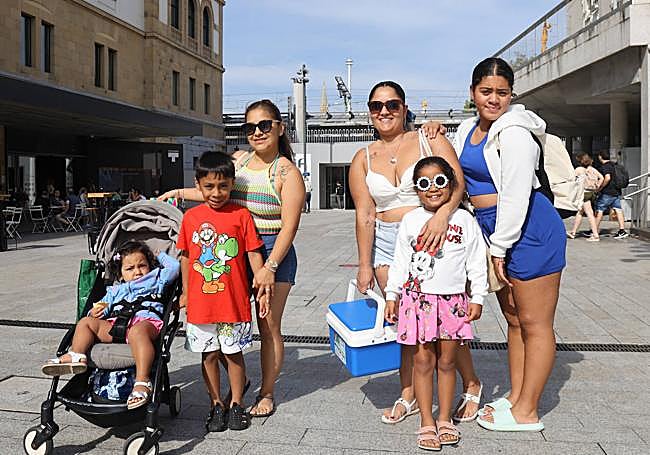 Jennifer Espino (con top blanco) y su familia.