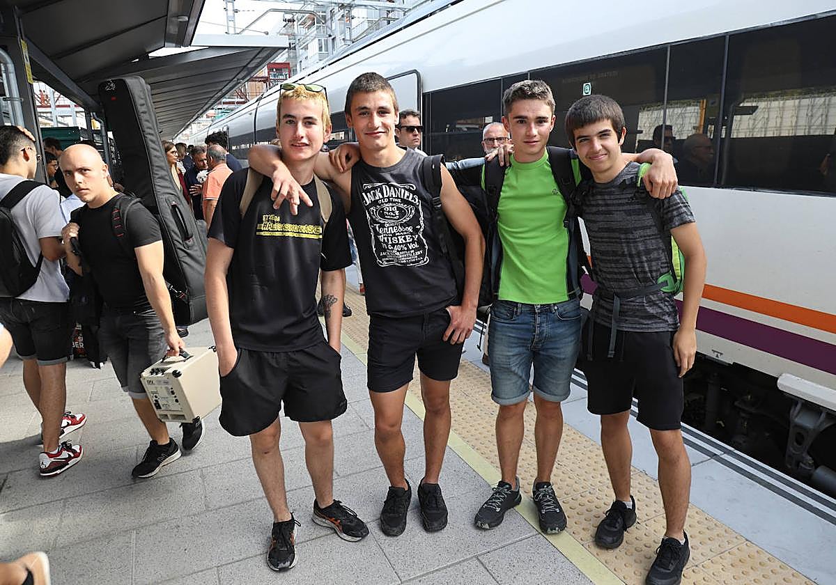 Jon Urzelai (izquierda) y sus amigos vienen desde Agurain a la playa de Donostia en tren.