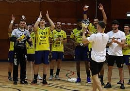 Gorka Nieto, capitán del Bidasoa, con el trofeo celebra la victoria.