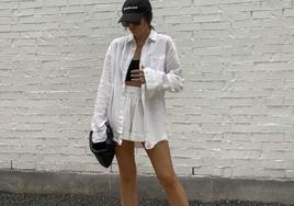 Total look en blanco con pantalones fluidos