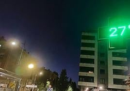 Un termómetro marca 27º en un municipio del interior de Gipuzkoa esta pasada noche.