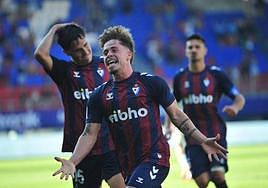 Mario Soriano corre en la celebración del gol de la victoria del Eibar, perseguido por Tejero y Sergio.