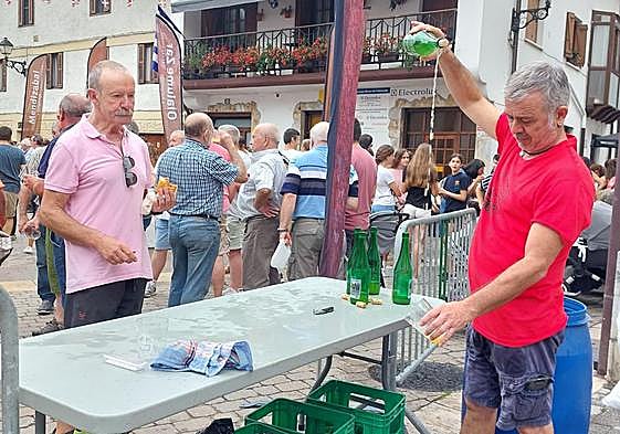 Los astigartarras, y demás visitantes, pasaron por los puestos de las diversas sidrerías.