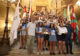 El alcalde Eneko Goia y el concejal de Deportes Iñaki Gabarain con los miembros de Arraun Lagunak en la escalinata.