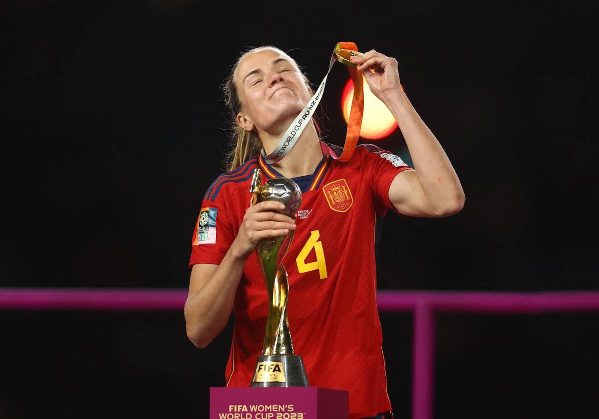 Irene Paredes dedica al cielo su medalla de oro y el trofeo de campeona del Mundo.