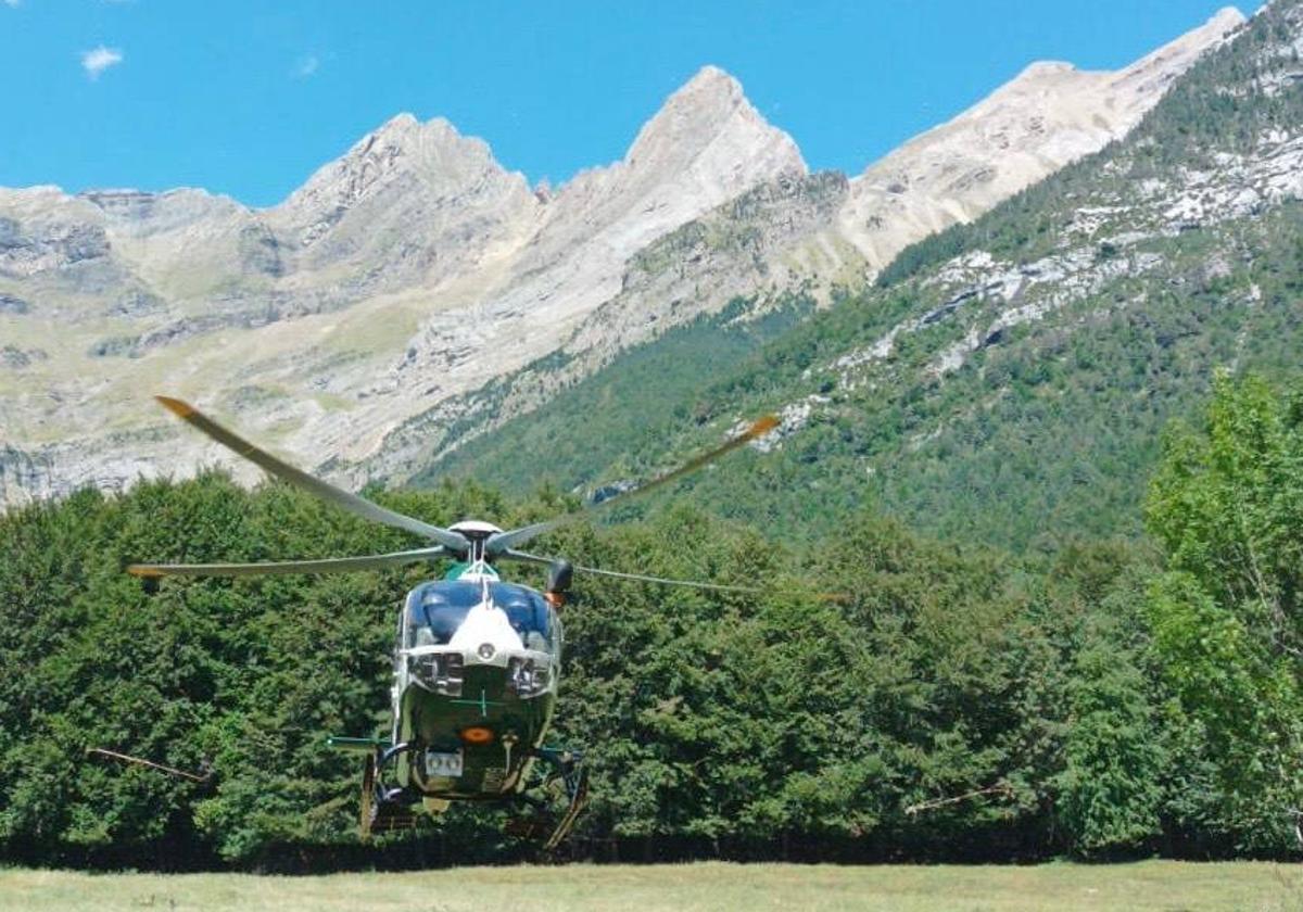 Un helicóptero de la Guardia Civil en un rescate.