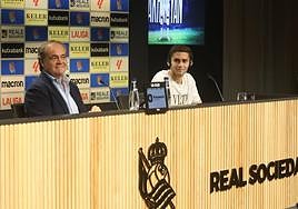 Jokin Aperribay y Arsen Zakharyan atienden las preguntas de los periodistas en la sala de prensa del Reale Arena.