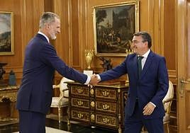 El rey Felipe VI y Aitor Esteban se saludan, en la ronda de consultas.