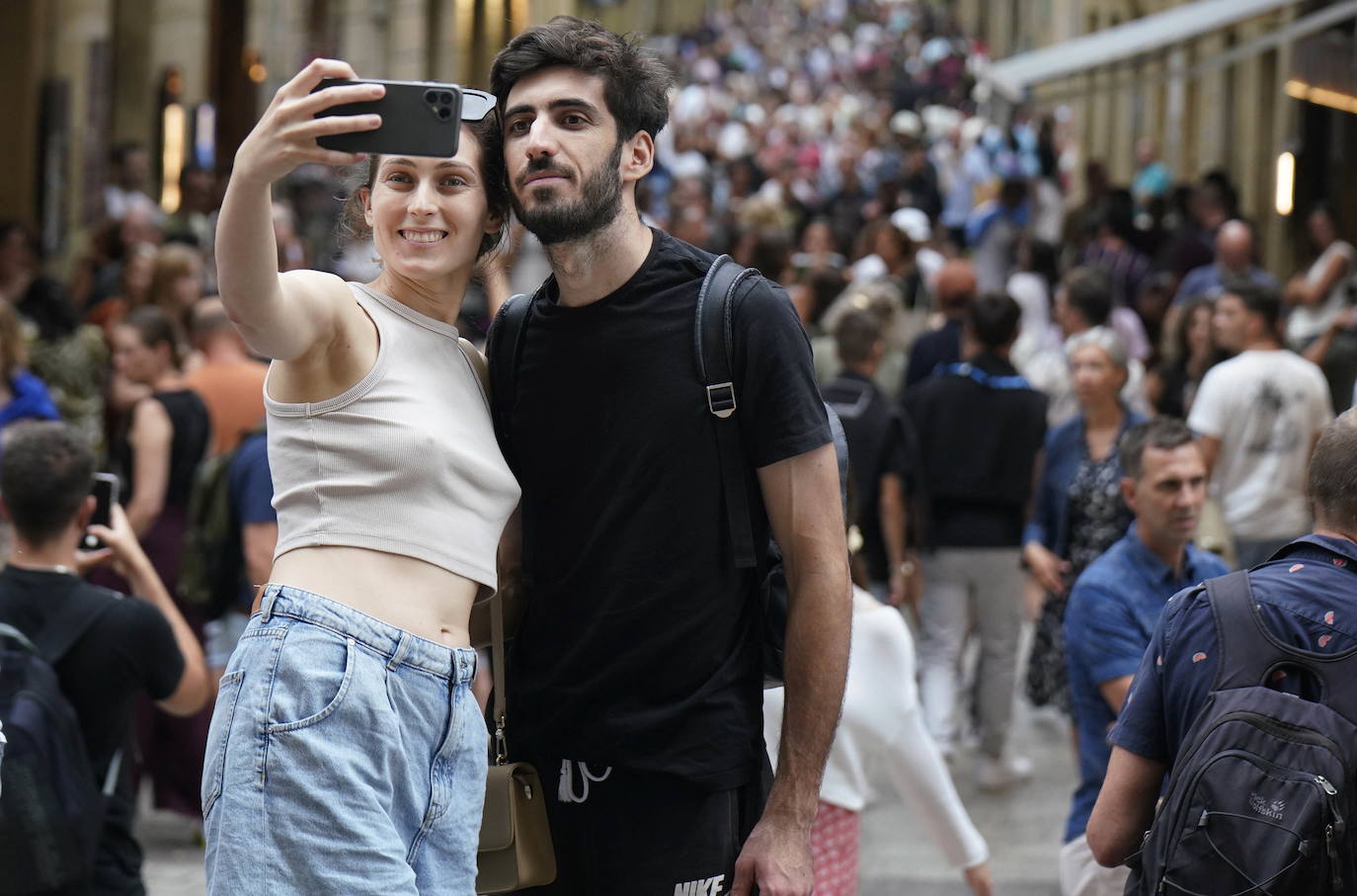 Los turistas abarrotan la Parte Vieja de San Sebastián.