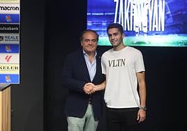 Arsen Zakharyan junto a Jokin Aperribay en la rueda de prensa de presentación de este lunes.