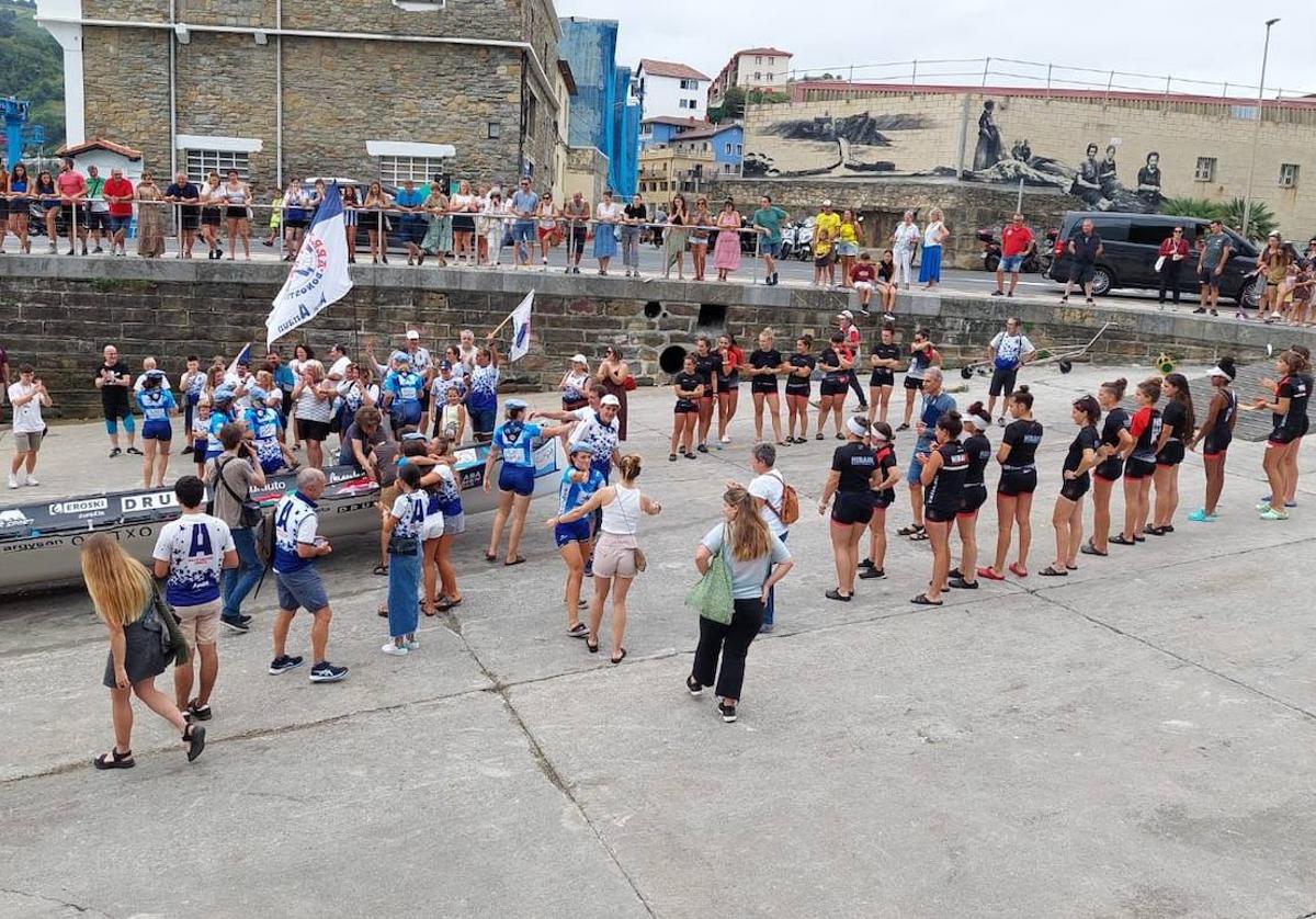 Las rmeras de Hibaika realizan el pasillo a la trainera de Arraun Lagunak el domingo en el puerto de Getaria.