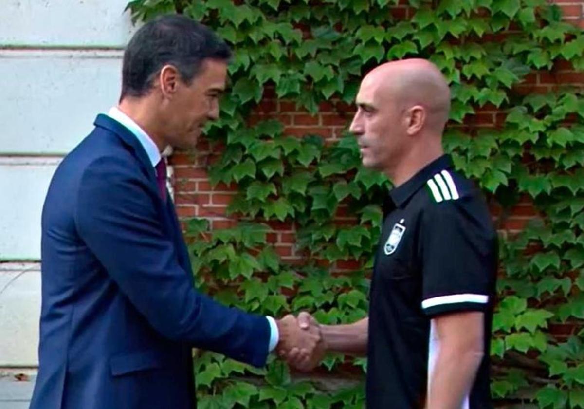 Solo y con la mirada perdida... El mal trago de Rubiales en el encuentro con Pedro Sánchez