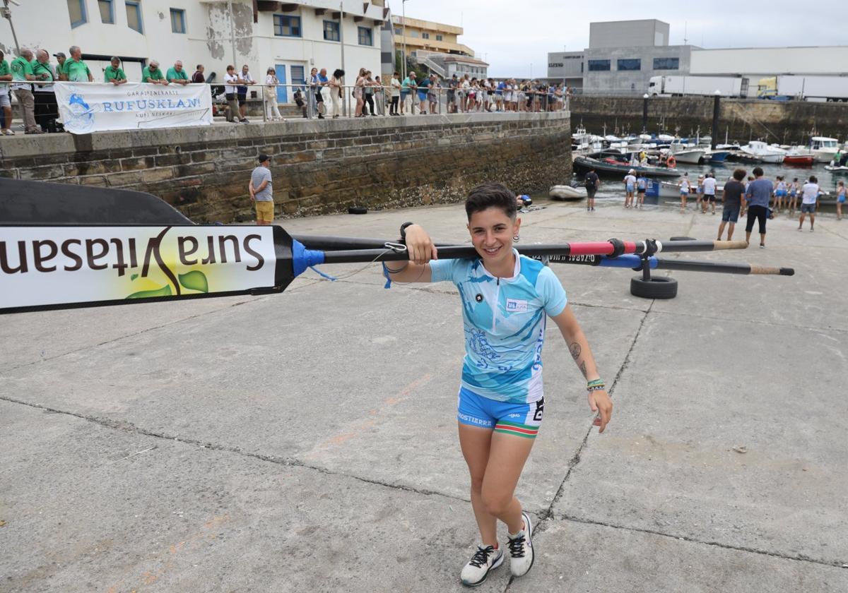 Nerea Pérez, sonriente a su llegada al puerto de Getaria tras conquistar el premio a la mejor patrona.