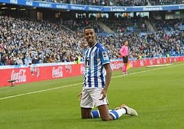 Isak celebra uno de sus mejores goles con la camiseta de la Real ante el Villarreal. Jose mari lópez