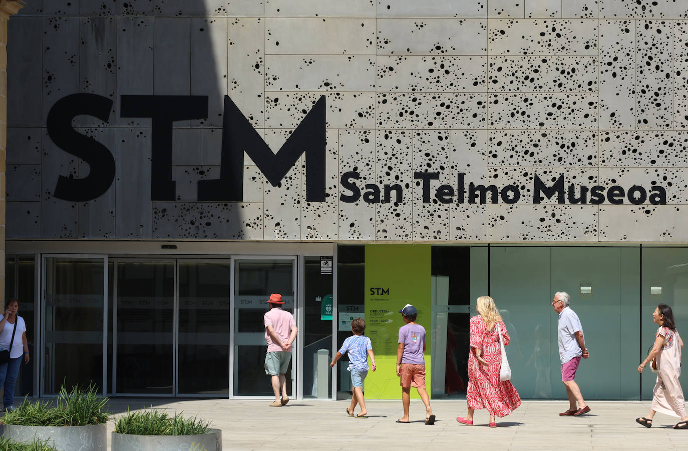 Turistas se refugian del calo ren el Museo San Telmo.