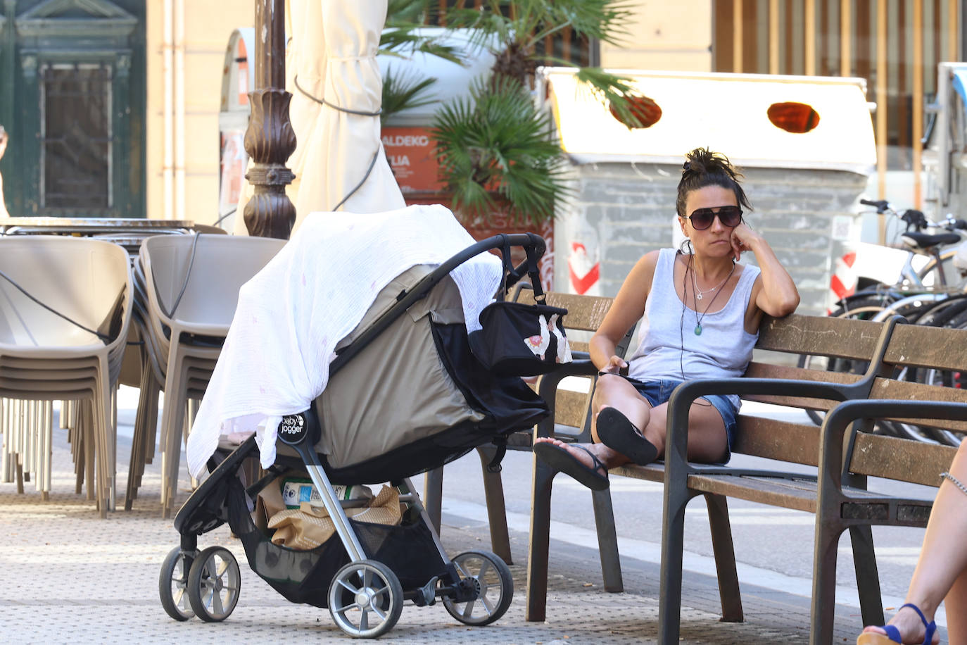 Una madre con su bebé en Donostia.