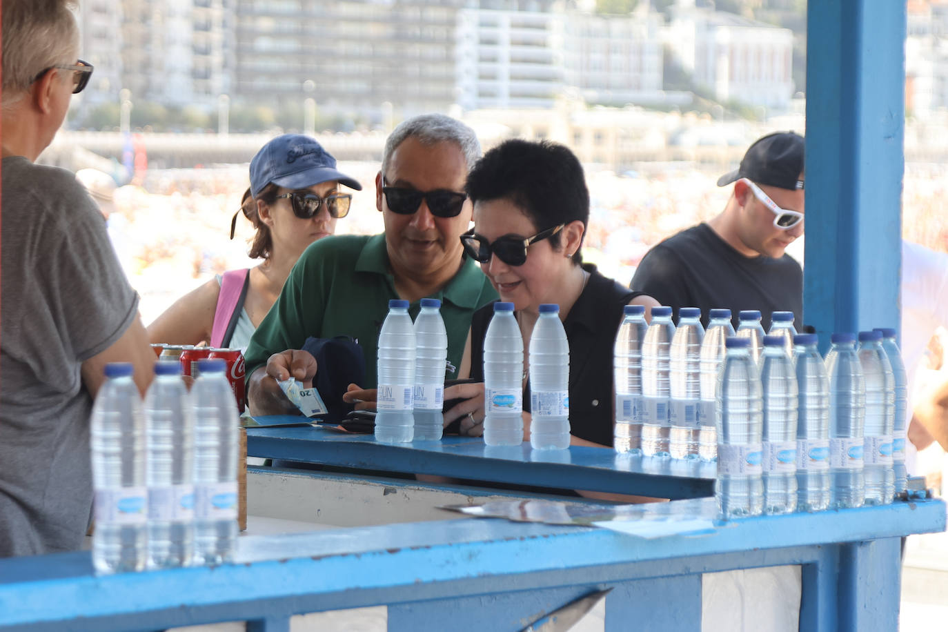 Comprando agua fría en Donostia.