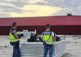 Dos agentes de la Policía Nacional manejan un dron sobre el estadio de fútbol
