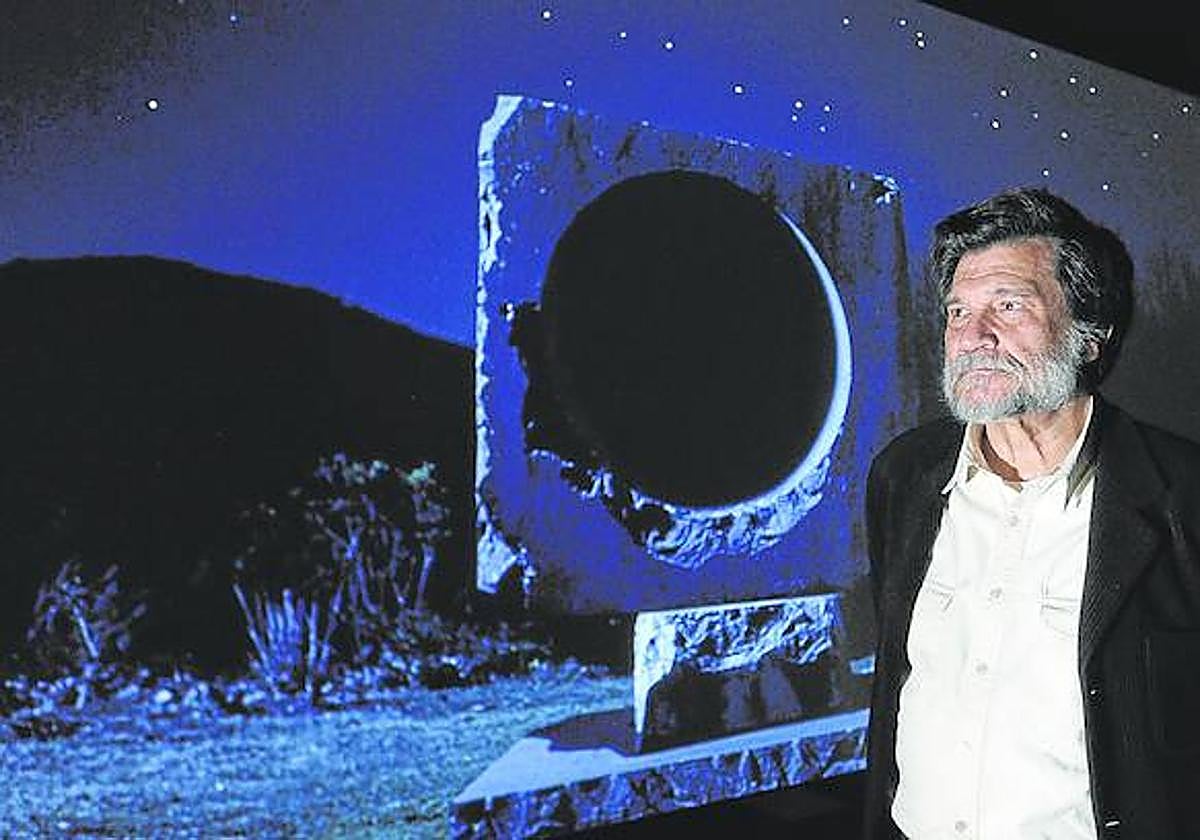 El cineasta Víctor Erice, junto a su videoinstalación en el Museo de Bellas Artes de Bilbao 'Harria eta zerua. Piedra y cielo', inspirado en una obra de Oteiza.