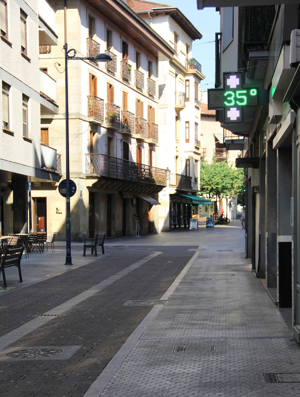Una calle de Errenteria vacía por el calor.
