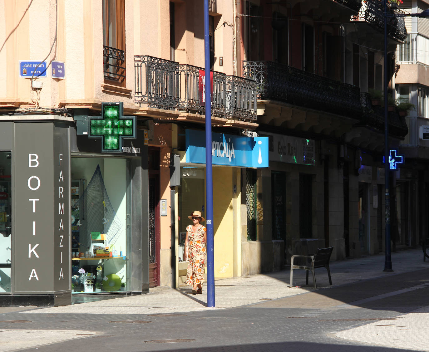 Un termómetro marca 41 grados en una calle de Errenteria.